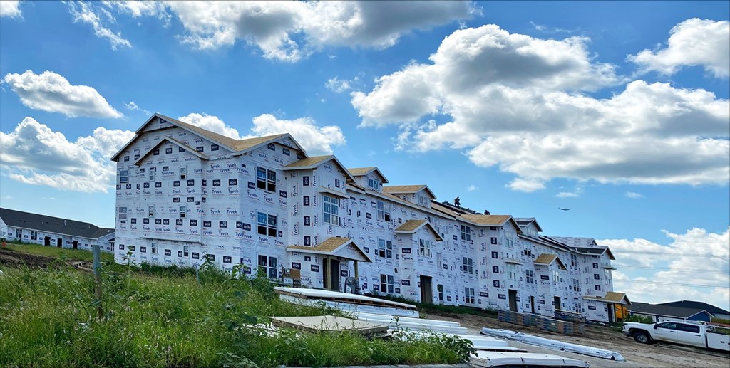 Building Exterior at The Grove Apartment Homes, Lincoln, NE