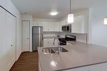 Well Equipped Kitchen at The Grove Apartment Homes, Lincoln, NE 68512