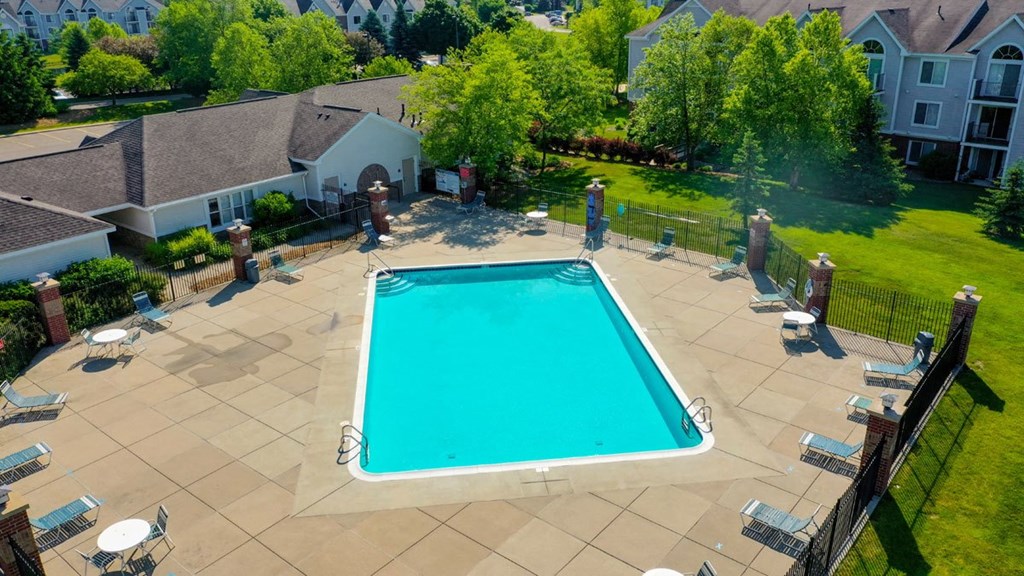 Expansive Sundeck with Wi Fi at Heatherwood Apartments, Grand Blanc