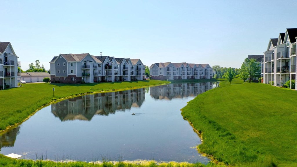 Expertly Landscaped Grounds at Heatherwood Apartments, Grand Blanc