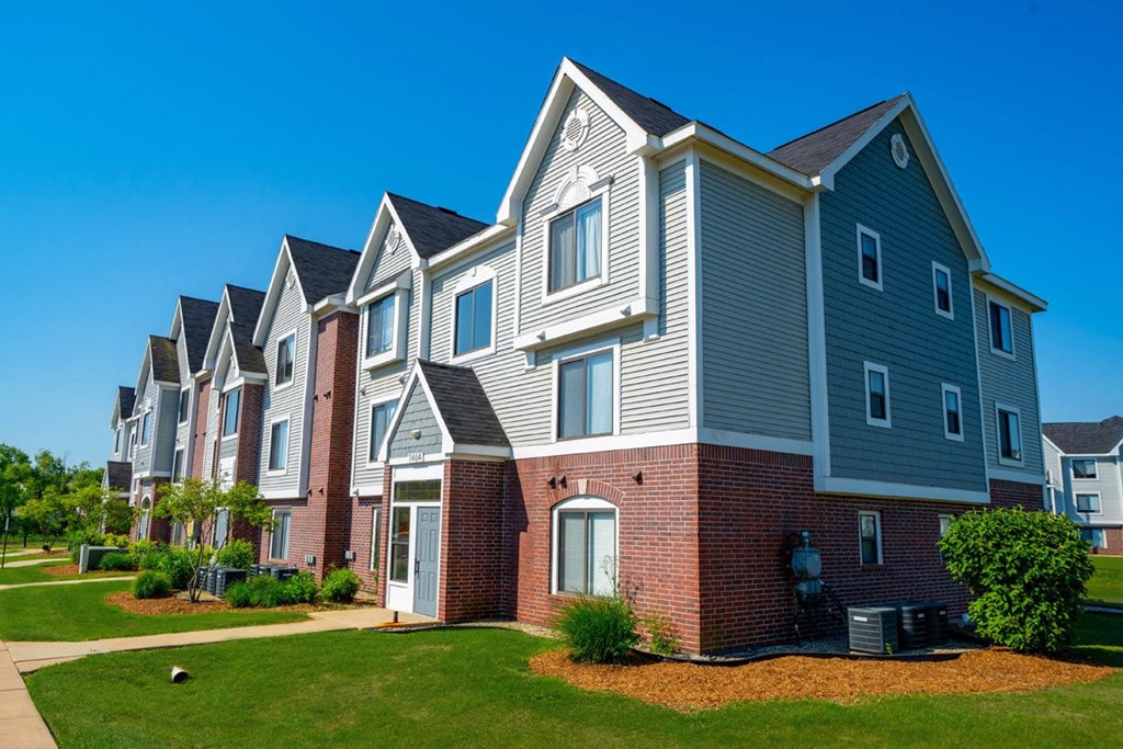 Nice Grounds with Walkways at Heatherwood Apartments, Grand Blanc