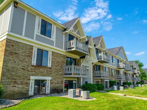 Elegant Exterior View at Hickory Village Apartments, Mishawaka, Indiana