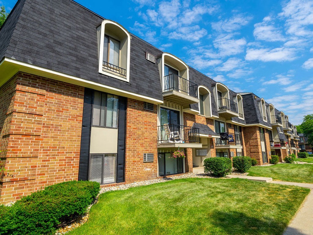 Courtyard With Green Space at Hickory Village Apartments, Mishawaka, 46545