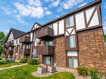 Exterior View Exterior View at Hickory Village Apartments, Mishawaka, IN - Photo Gallery 3