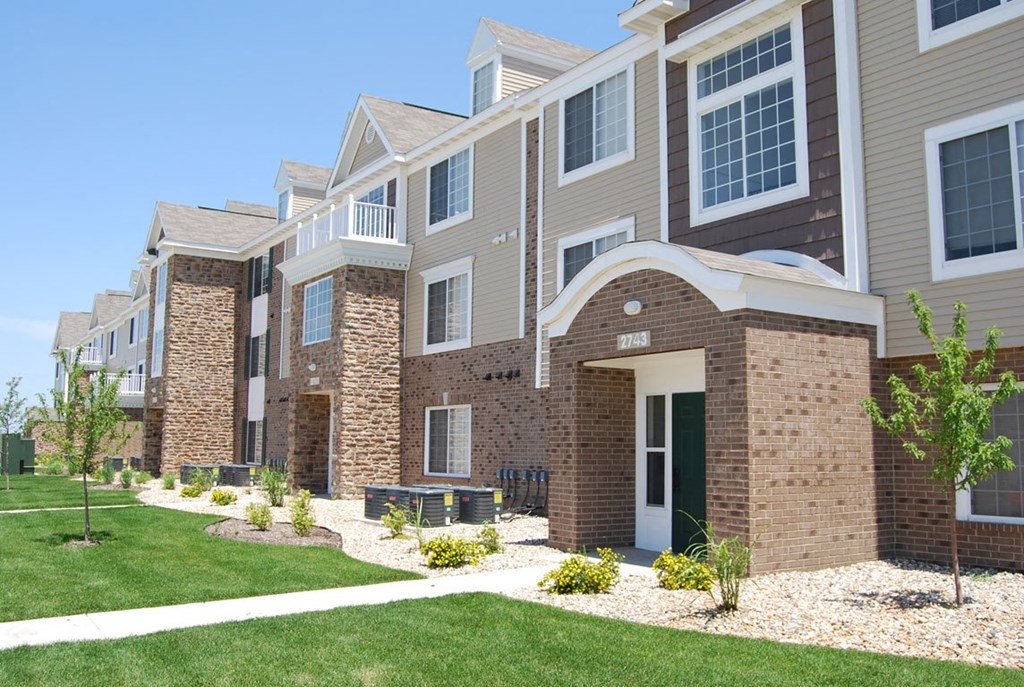 Manicured Lawns at Hunters Pond Apartment Homes, Illinois