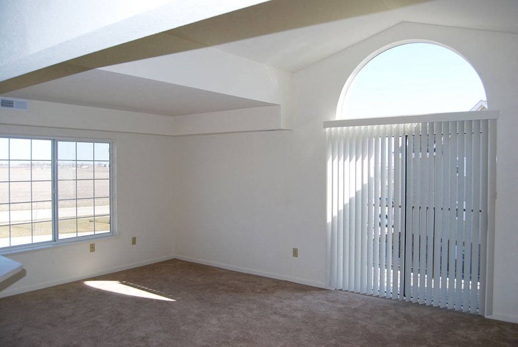 Spacious End Style Living Room at Hunters Pond Apartment Homes, Champaign, Illinois
