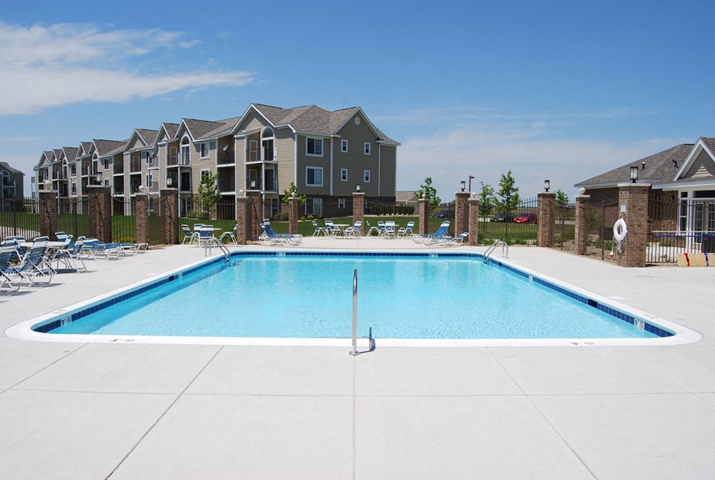 Sparkling Pool with Sundeck at Hunters Pond Apartment Homes, Champaign, 61820