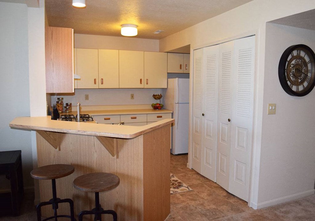 European Style Kitchen With Breakfast Bar at Huntington Cove Apartments, Merrillville, Indiana