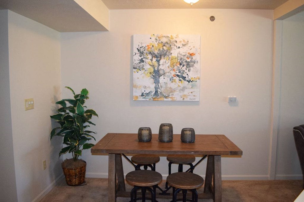 Graceful Dining Area at Huntington Cove Apartments, Merrillville, IN, 46410