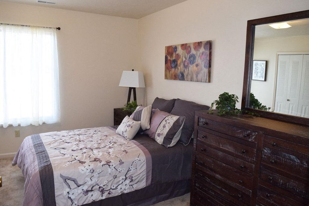 Master Bedroom With Carpeting at Huntington Cove Apartments, Merrillville, IN