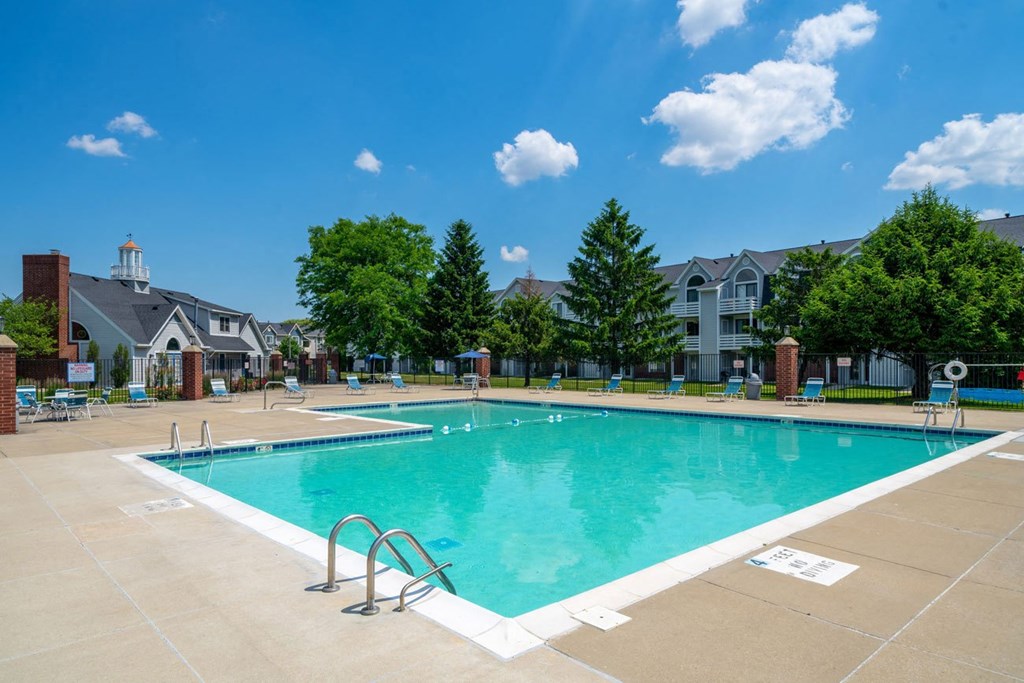 Image Of Swimming Pool and Community View at Indian Lakes Apartments, Indiana