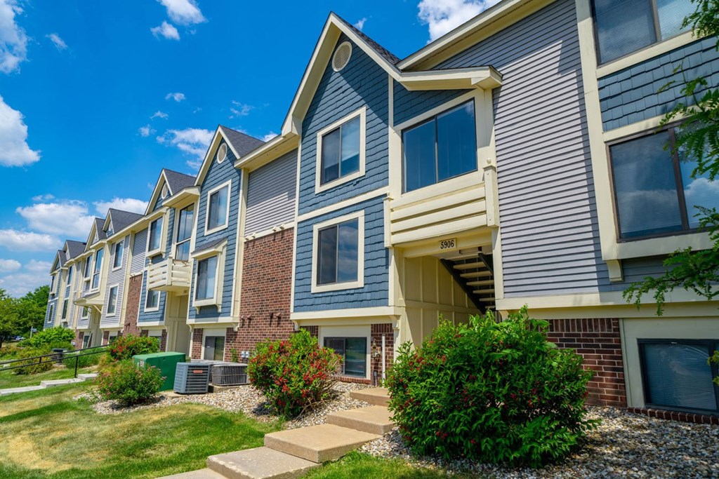 Exterior Building Entrance View Of Community at Indian Lakes Apartments, Mishawaka, IN