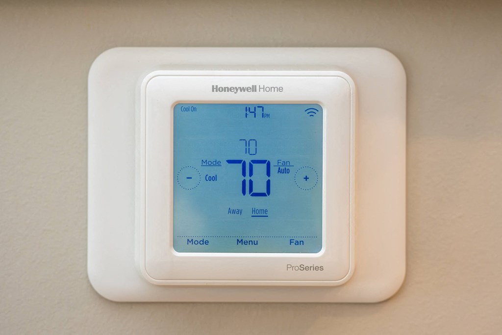 a thermostat on a hotel room wall at Ironwood Flats, Brandon, 33511