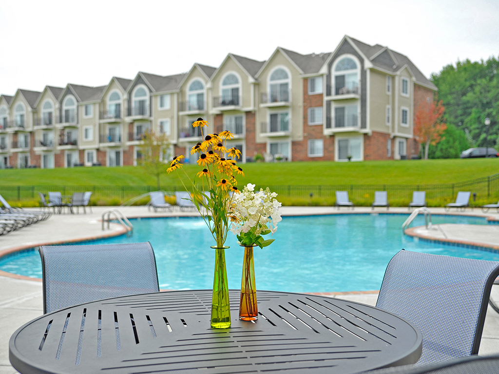 Swimming Pool With Sundeck at LakePointe Apartments, Ohio