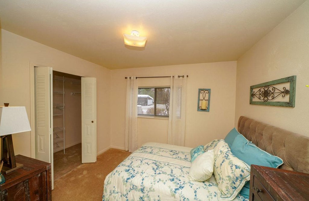 Spacious Bedroom with Walk In Closet at Liberty Mills Apartments, Indiana