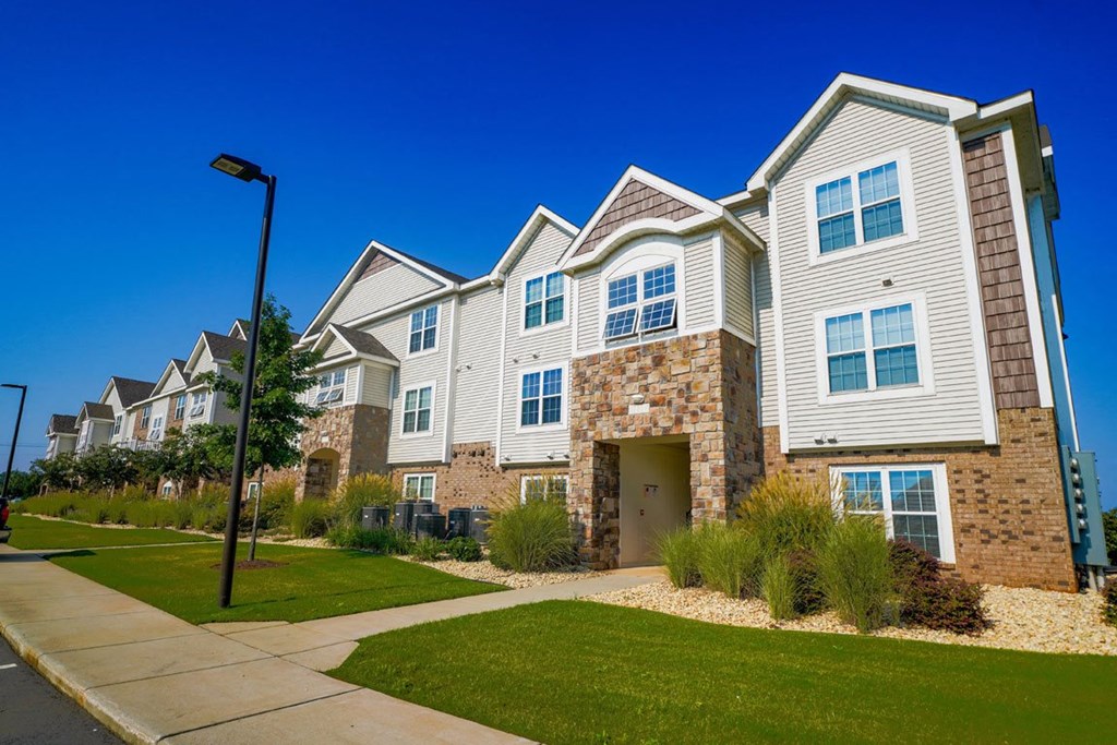 Exquisitely Maintained Grounds at Limestone Creek Apartment Homes, Madison, AL