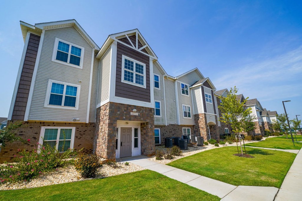 Beautiful Building Exterior View at Limestone Creek Apartment Homes, Madison, AL 35756