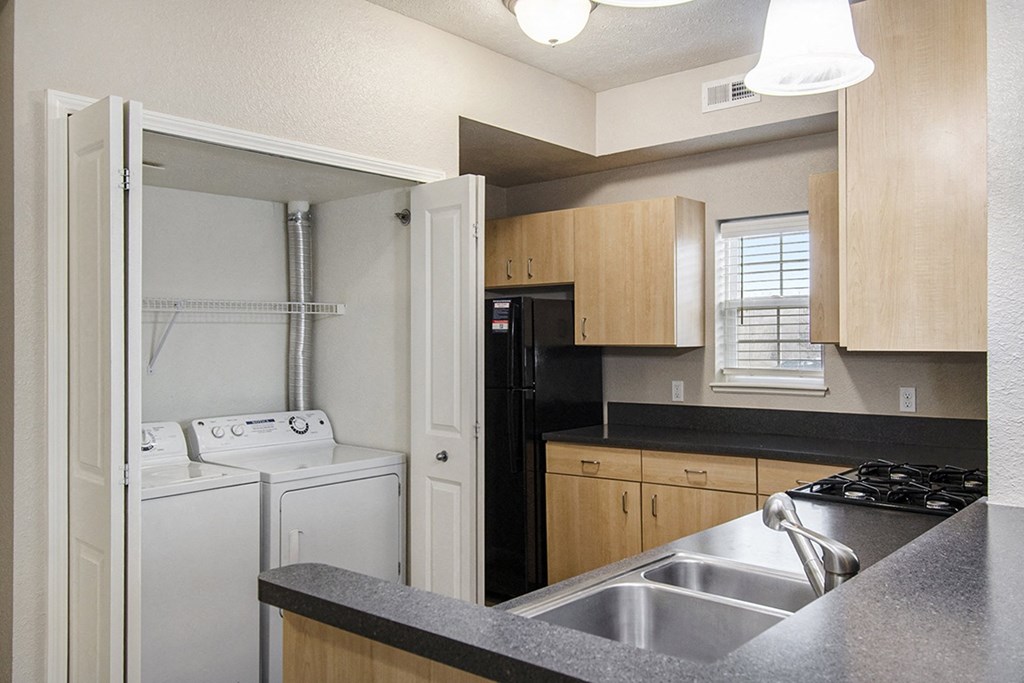 A kitchen with a window and washer and dryer at Lynbrook Apartments and Townhomes, Elkhorn, NE, 68022