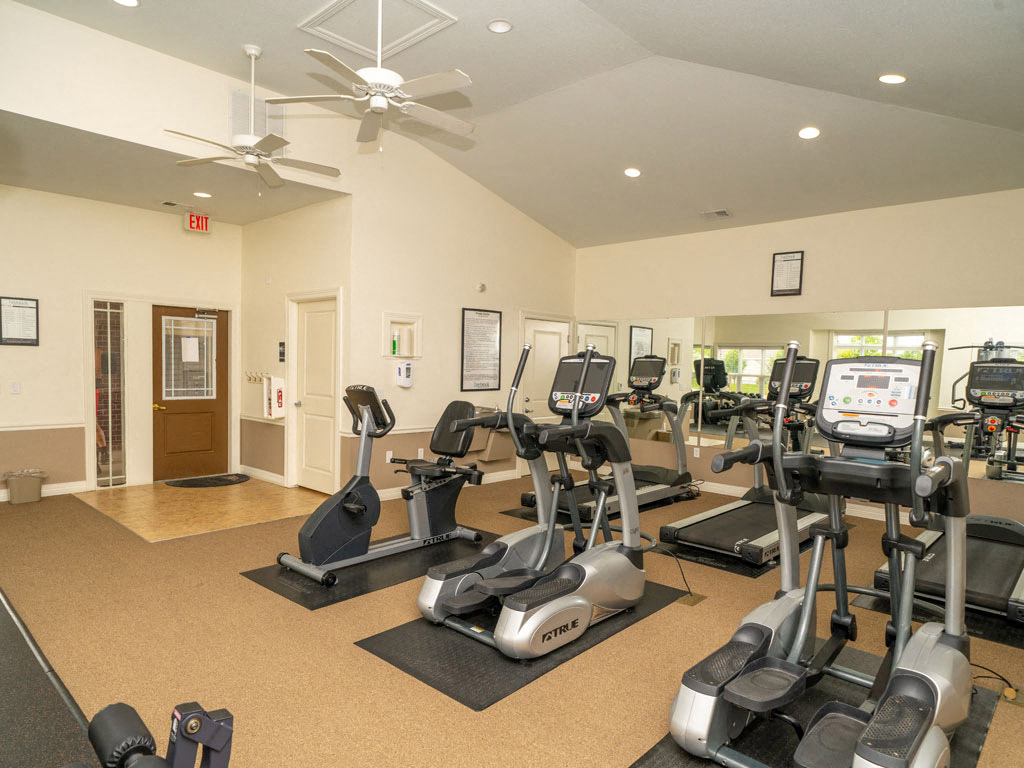 Fitness Center With Modern Equipment at Lynbrook Apartment Homes and Townhomes, Nebraska