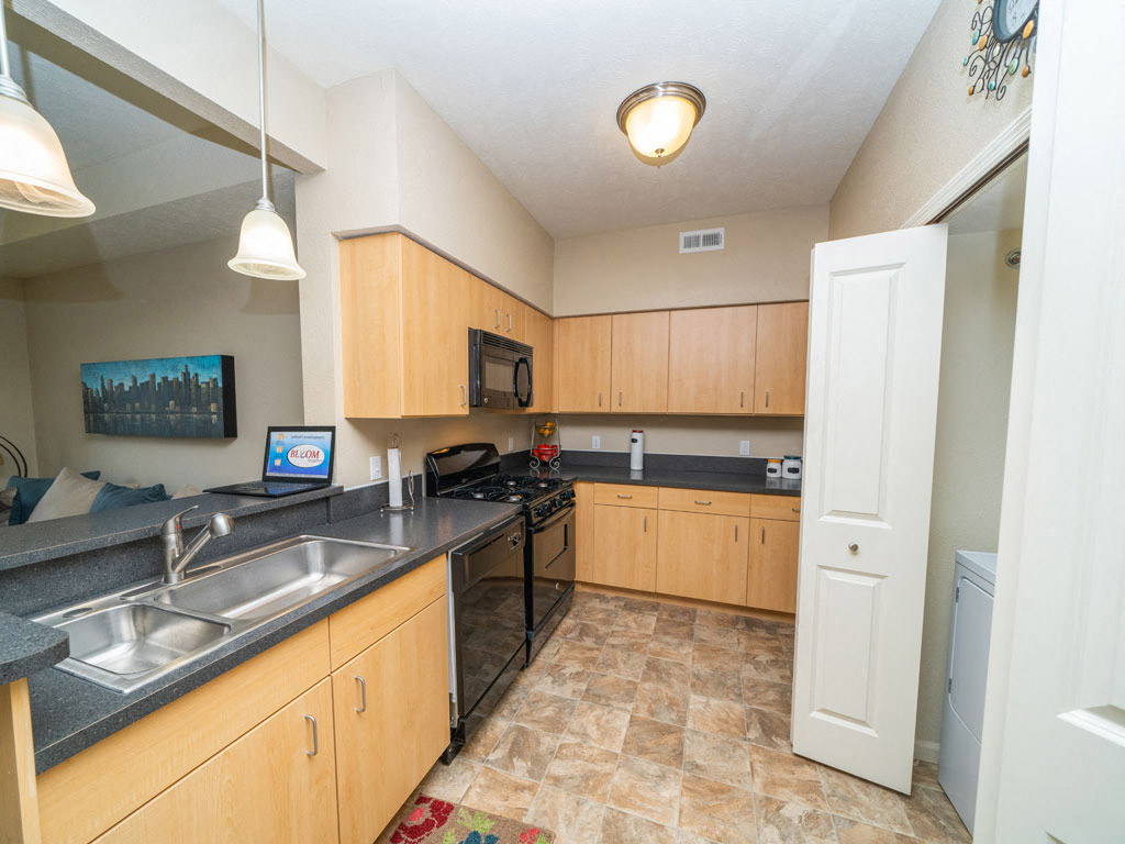 Fully Equipped Kitchen With Modern Appliances at Lynbrook Apartment Homes and Townhomes, Elkhorn, Nebraska