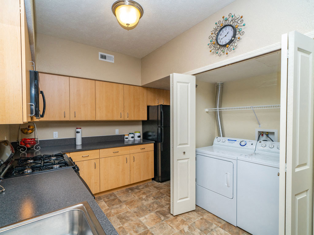 Washer And Dryer at Lynbrook Apartment Homes and Townhomes, Nebraska