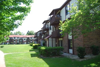 Courtyard Open Lawns Courtyard Open Lawns at Madeira Apartments, Michigan, 49001 - Photo Gallery 5