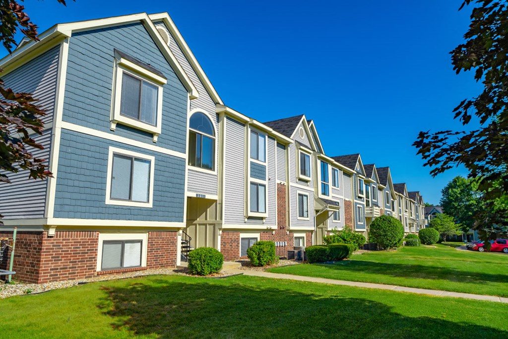 Rolling Green Lawns at North Pointe Apartments, Indiana