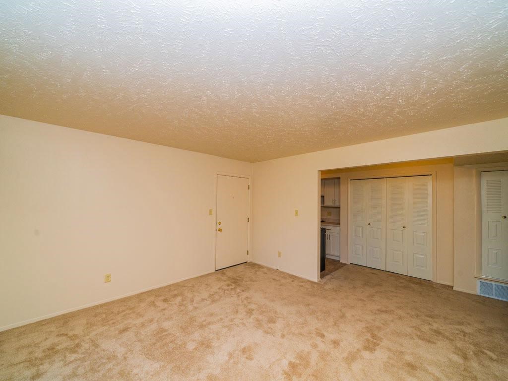 Plush Carpeting at Old Farm Apartments, Elkhart, IN