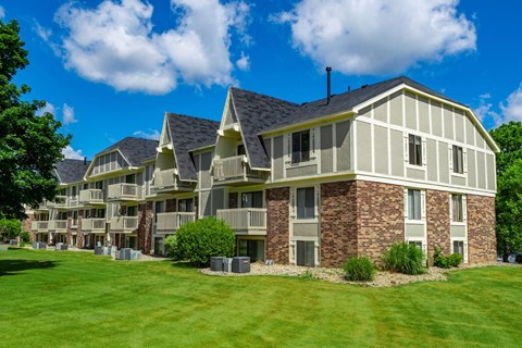 Park Like Grounds at Old Farm Apartments, Elkhart