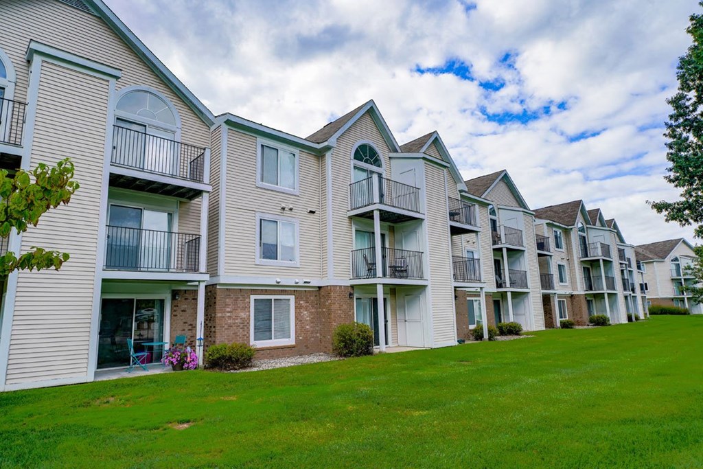 Beautiful Apartment Exteriors at Orchard Lakes Apartments, Ohio, 43615