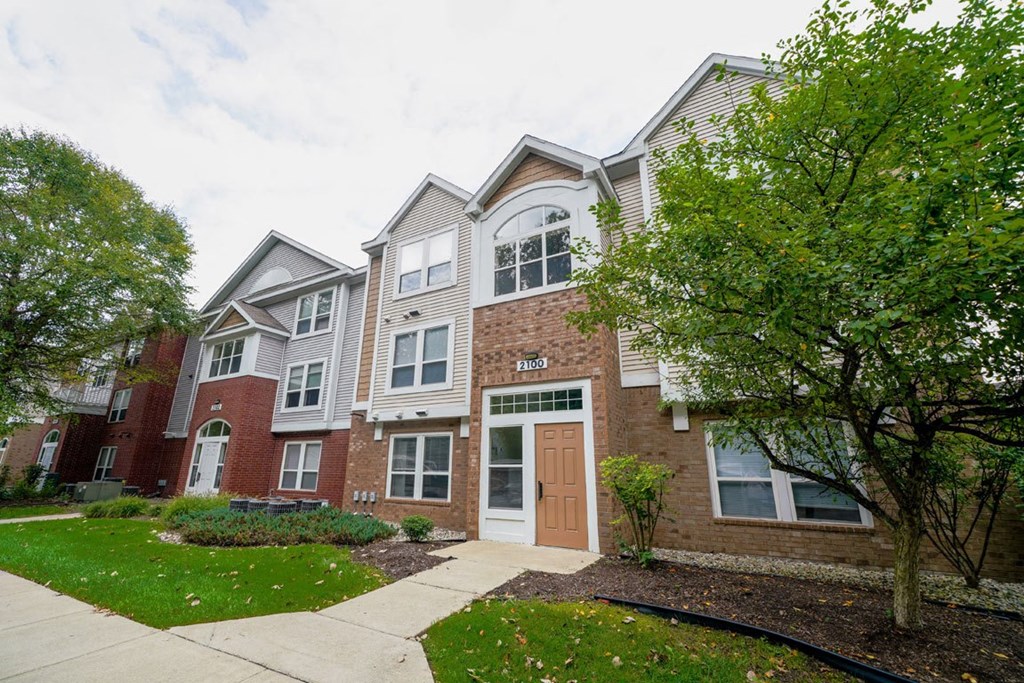 Maintained Grounds at Orchard Lakes Apartments, Ohio 43615