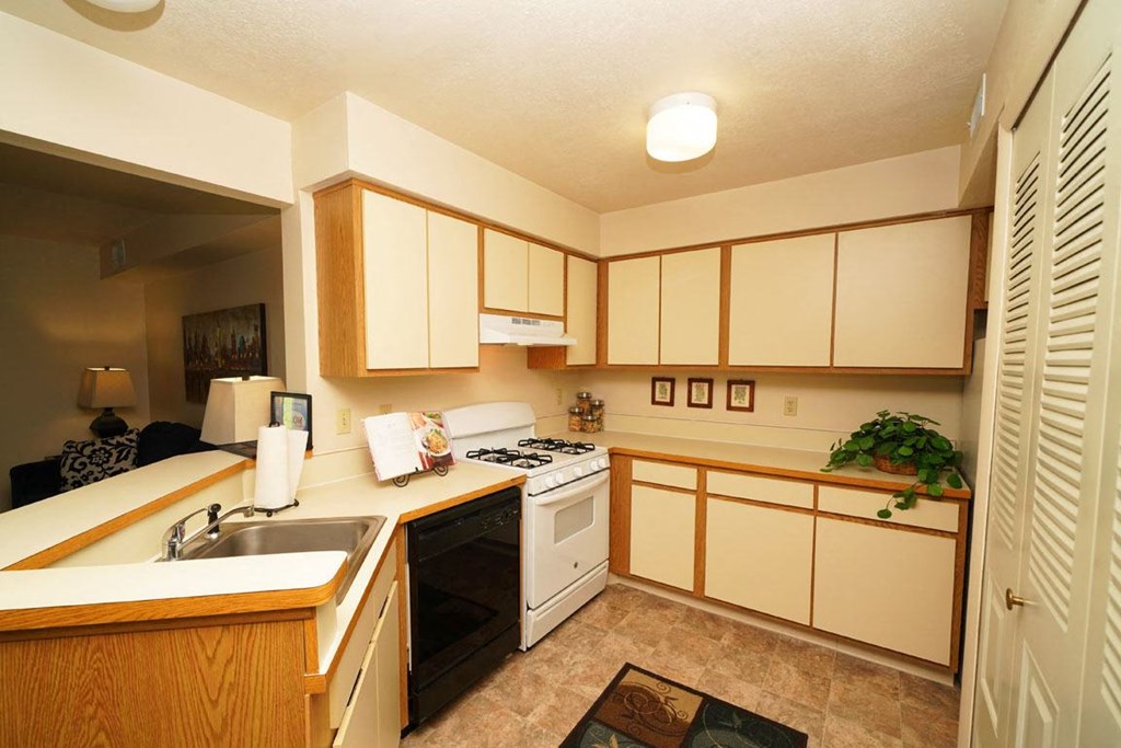 Efficient Appliances In Kitchen at Pine Knoll Apartments, Battle Creek, MI