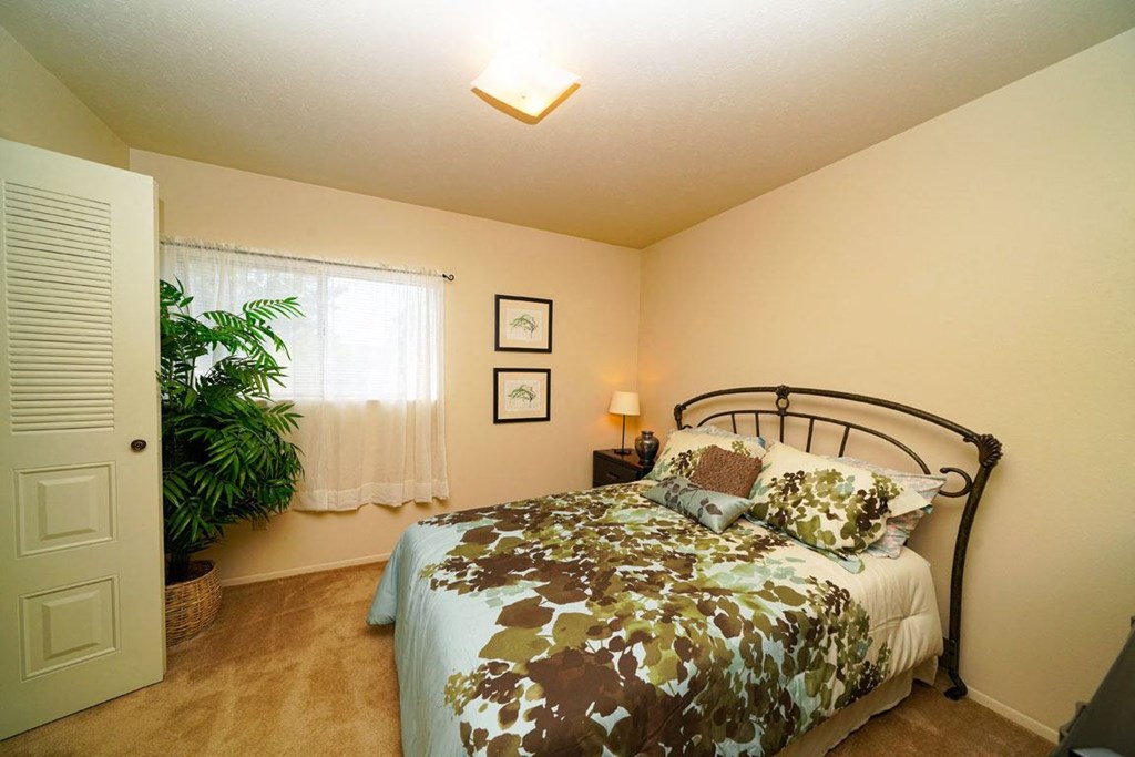 Spacious One and Two Bedroom Apartments at Pine Knoll Apartments, Battle Creek