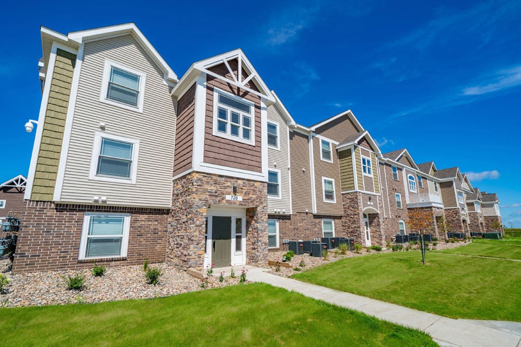 Elegant Exterior View at The Reserve at Destination Pointe, Iowa