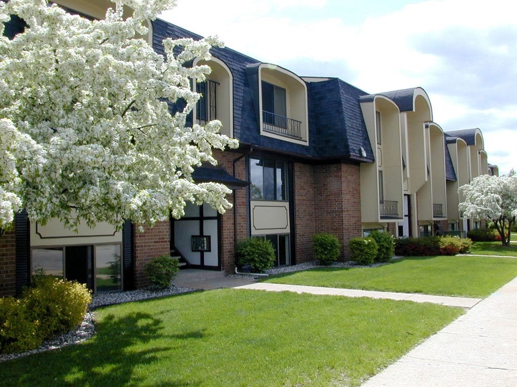 Park Like Grounds at Seville Apartments, Kalamazoo