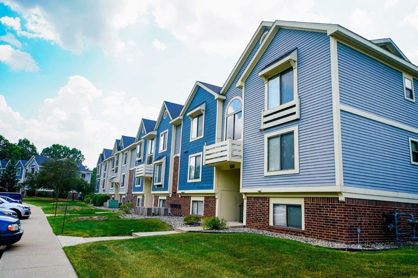 Expertly Maintained Grounds Expertly Maintained Grounds at South Bridge Apartments, Fort Wayne, 46816 - Photo Gallery