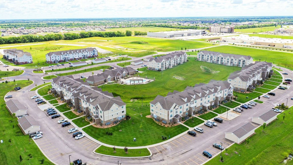 Acres of Green Landscaping at Stoney Pointe Apartment Homes, Kansas 67226