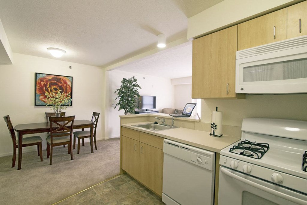 Kitchen and Dining Area at Stoney Pointe Apartment Homes, Wichita, KS