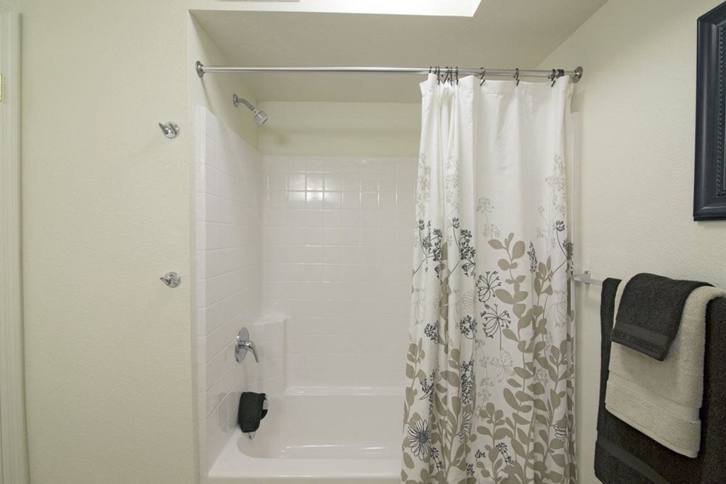 Large Soaking Tub With Tile Backsplash at Stoney Pointe Apartment Homes, Kansas