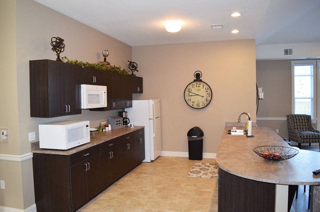 Clubhouse Eat In Kitchen at Stoney Pointe Apartment Homes, Wichita, Kansas