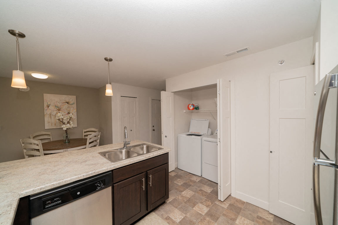 Kitchen With Dining and Washer Dryer Set at Strathmore Apartment Homes, Iowa, 50266