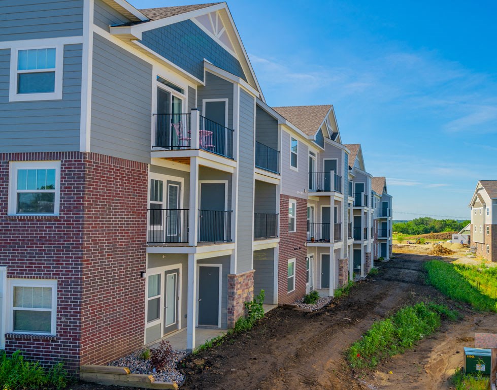 Exterior View at Strathmore Apartment Homes, West Des Moines, Iowa