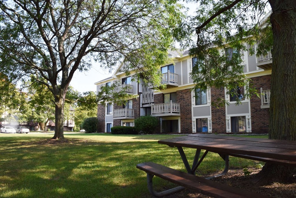 Picnic Areas with Grills at Swiss Valley Apartments, Wyoming, MI, 49509