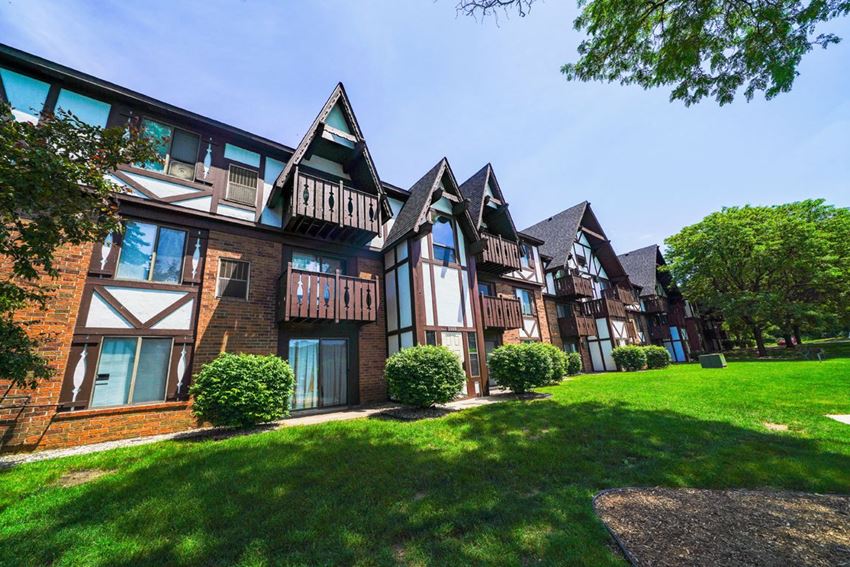Expert Landscaping Expert Landscaping at Swiss Valley Apartments, Wyoming, MI, 49509