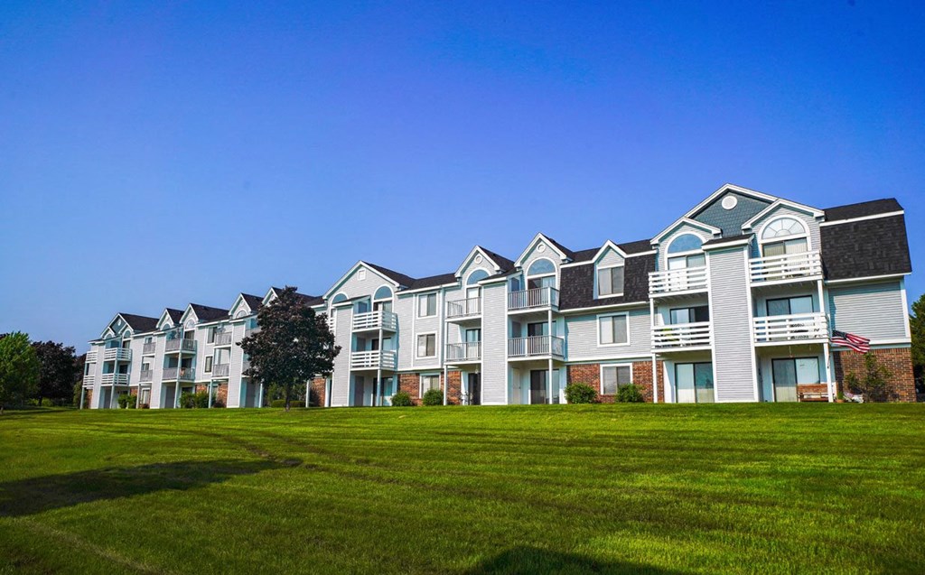 Expertly landscaped grounds at The Crossings Apartments, Grand Rapids, MI, 49508