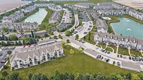 A bird's eye view of an apartment community with garages and a swimming pool at Tracy Creek Apartments, Perrysburg