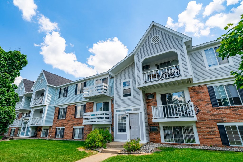 Private Balconies Offered at Trappers Cove Apartments, Lansing, MI, 48910