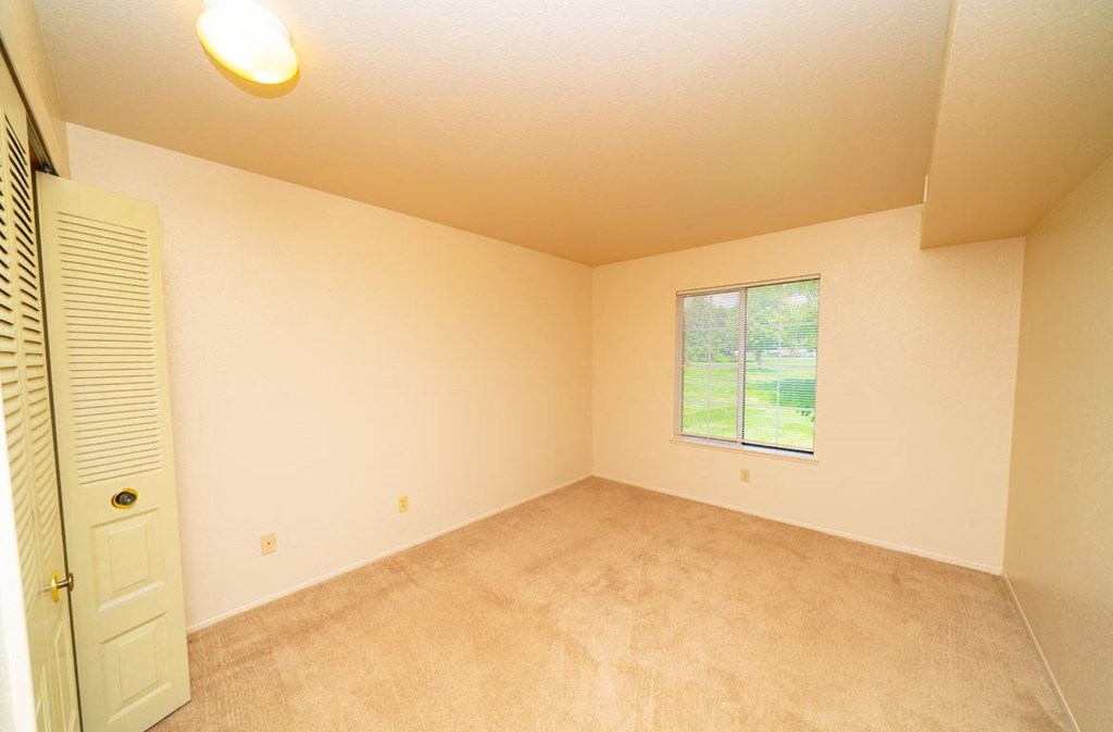 Large Comfortable Bedrooms With Closets at Trappers Cove Apartments, Lansing, MI, 48910