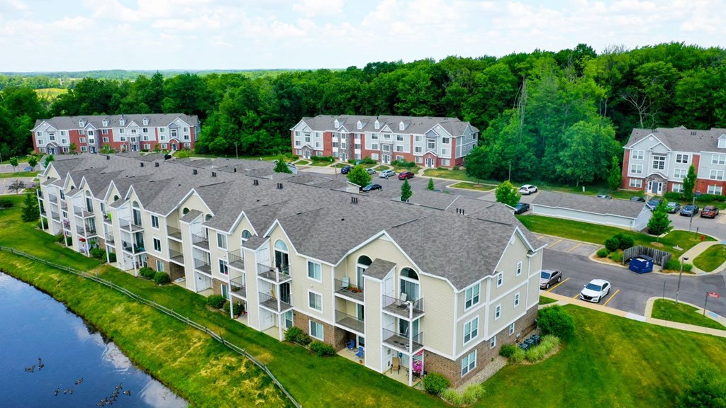 Wooded Community with Ponds at Trillium Pointe Apartment Homes, Jackson, MI