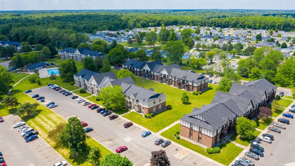 Expertly Maintained Grounds at Waverly Park Apartments in Lansing, MI